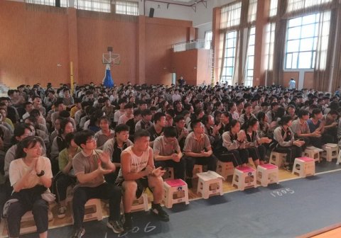 <b>学法知法守法用法，共建文明平安校园</b>