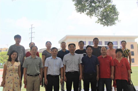 <b>情系教师节，民进株洲市委主委郝建东一行来校慰问</b>