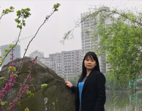 <b>与春天同行，展芙蓉风采 ——市十三中部分优秀女职工三月颂</b>