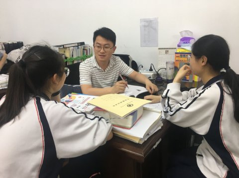<b>冲刺的路上，我们始终在一起 ——株洲市第十三中学一支部5月主题党日纪实</b>