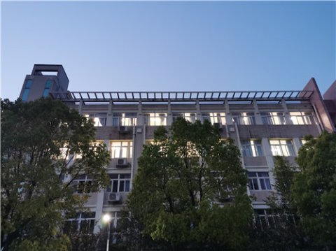 <b>校园防疫，党员在行动        ——四支部党员食堂执勤纪实</b>
