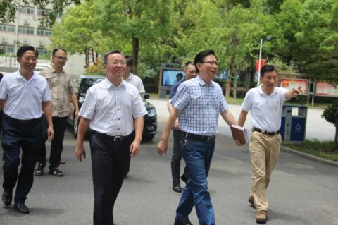 <b>校园快讯：株洲市政府副市长杨胜跃莅临株洲市十三中视察</b>