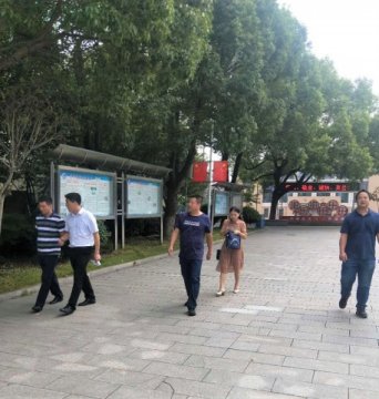 <b>市文明办一行莅临十三中开展国家文明城市复检督查</b>