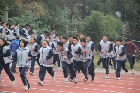 <b>勿忘国耻，居安思危 ——市十三中精心承办荷塘区防空疏散演练活动</b>