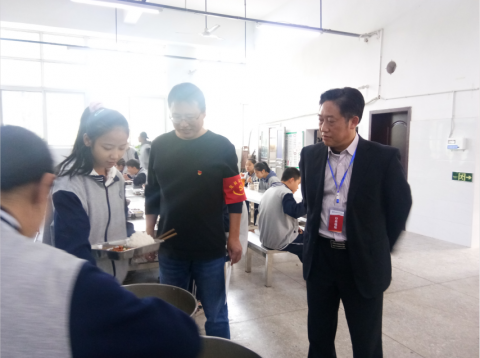 <b>用闪闪党徽照亮光盘行动</b>