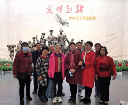 <b>市十三中离退休党支部赴浏阳开展主题党日活动</b>