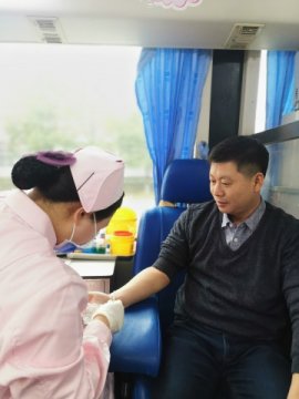 <b>小寒日，天寒人暖 ----市十三中教师参与无偿献血</b>