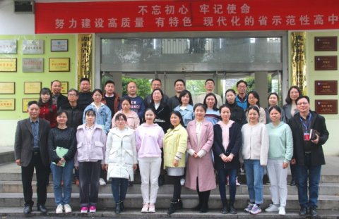 <b>师徒结对传匠心，青蓝同心共成长——市十三中召开2021年青年教师工作会议</b>