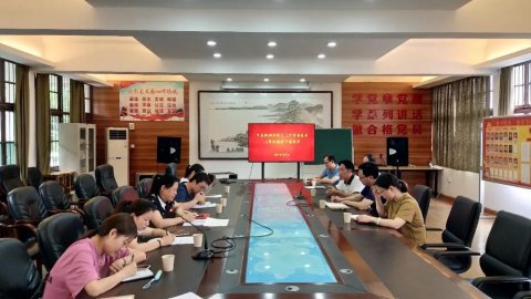 <b>坚持思想引领，加强党性修养——十三中党委召开入党积极分子座谈会</b>