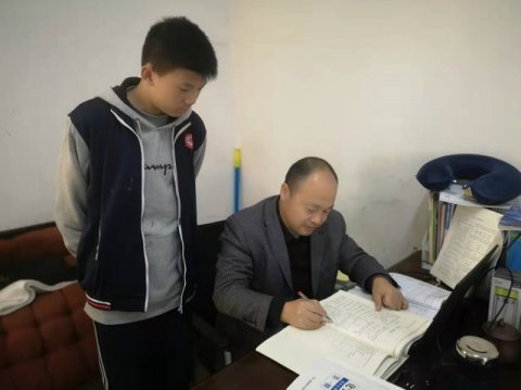 <b>以生为本 春风化雨 立德树人 ——株洲市十三中第三党支部落实党建+班主任“</b>