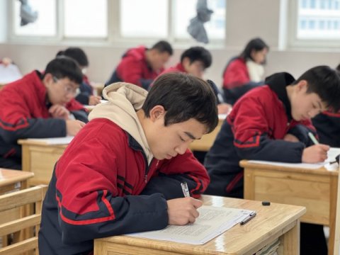 <b>聚力春天，十三中学子元气满满，一起向未来！</b>