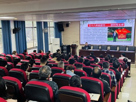 <b>十三中党委书记讲党课——立德树人 胸怀天下</b>