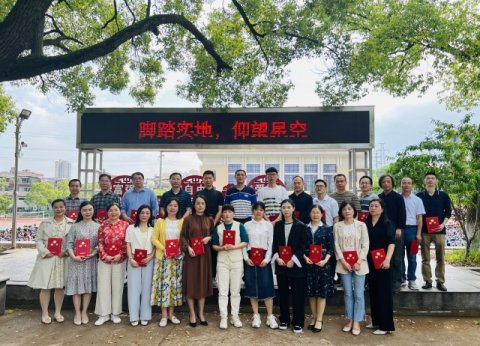 <b>教师风采 | 27名教师被聘任为市十三中第四届学术委员会委员，有你（孩子）的</b>