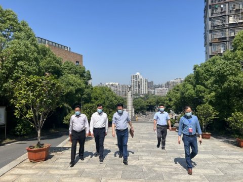<b>株洲市教育局党委副书记、副局长李建国一行来十三中督导校园安全工作</b>