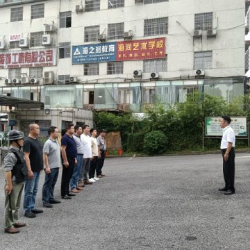 <b>市十三中举行“一呼百应”反恐防暴应急演练</b>