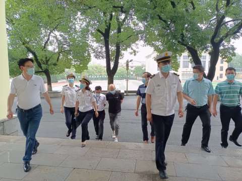 <b>市卫生计生监督局蒋国荣一行来校督查高考校园安全工作</b>