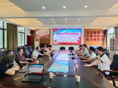 <b>株洲市十三中举行退休教师欢送会</b>