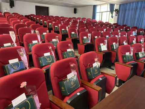 <b>喜迎二十大 奋进新征程 株洲市十三中召开庆祝第38个教师节表彰大会</b>