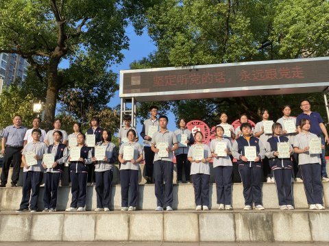<b>第二十四届“语文报杯”中学生主题征文  市十三中学子摘金夺银</b>