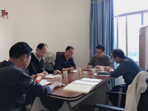 <b>踔厉奋发，团结进取|市十三中党委理论学习中心组集中学习讨论二十大报告</b>
