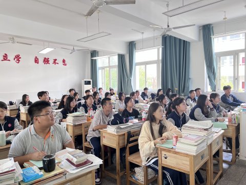 <b>二十大学习进行时|市十三中第四支部党员进班宣讲二十大精神    </b>