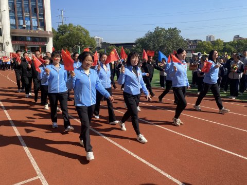 <b>我运动，我闪耀 ——各工会组在教职工运动会入场式上绽放异彩</b>