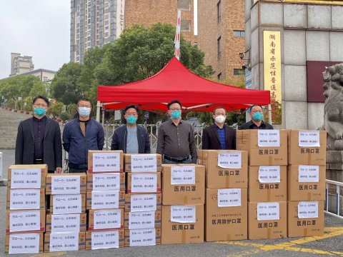 <b>爱心传递|市十三中爱心家长向市十三中捐赠防疫物资</b>