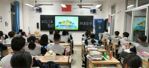 <b>株洲市十三中：资助关爱暖人心，教书育人显担当</b>