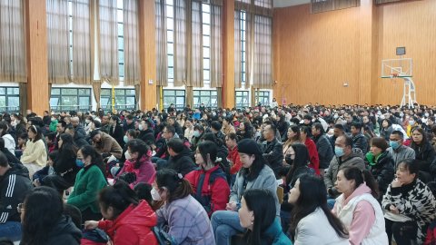 <b>家校携手聚合力  同心育人绘新篇——市十三中高一年级召开家校联合大会</b>