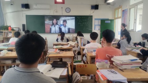<b>暖心！我校高一高二学弟学妹们为高三学子送温暖祝福</b>