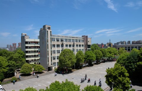 <b>选择十三中，遇见更阳光、更成功的你！ ——株洲市十三中欢迎你</b>