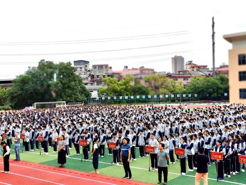<b>厚德立人 臻善臻美 | 株洲市十三中举行2023年秋季“立人”奖学金颁奖仪式</b>