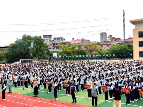 <b>厚德立人 臻善臻美 | 株洲市十三中举行2023年秋季“立人”奖学金颁奖仪式</b>