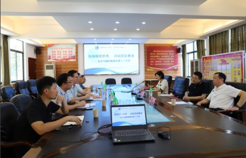 <b>株洲市教育局党委书记、局长李易常到市十三中调研指导</b>