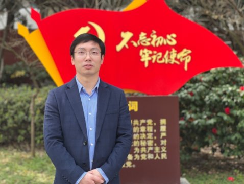 <b>国旗下讲话║官孟琼校长新年致辞：在“意义”追寻中抵达心中的“春山”</b>