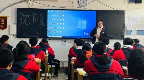 <b>校友回湘 | 株洲市十三中毕业生胡景然寒假回母校讲座，分享航天梦想</b>