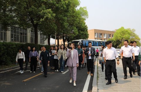 <b>校际交流 共谋发展 | 长沙市周南中学干部教师莅临市十三中交流工作</b>