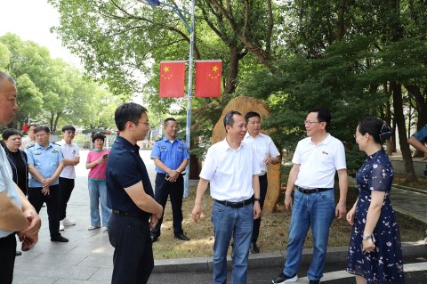 <b>校园快讯 | 市教育局局长李易常、荷塘区区委副书记李小冬莅临市十三中检查高</b>