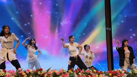 <b>株洲市第十三中学2025届高三毕业典礼暨成人礼燃情绽放！</b>