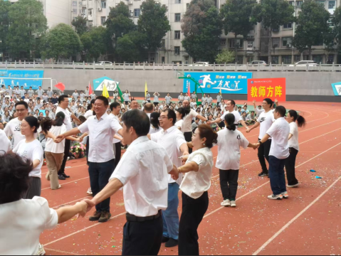 <b>精彩抢先看，我校教职工方阵“打跳舞”燃动运动会开幕式</b>