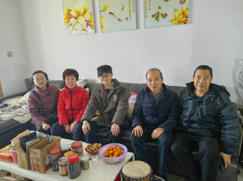 <b>暖冬送暖｜株洲市十三中老教协把“温度”送到老教师家中</b>