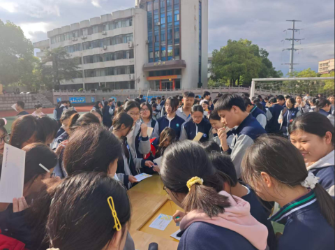 <b>思政铸魂品书香 校训润心励行远——株洲市十三中2026年读书游园会侧记</b>