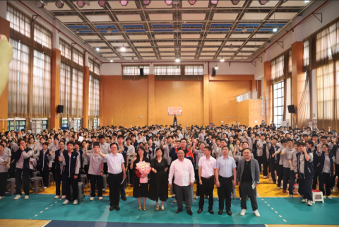 <b>立学逐梦传薪火 笃行致远励青春 —— 株洲市十三中优秀校友邓润回校讲座圆满</b>